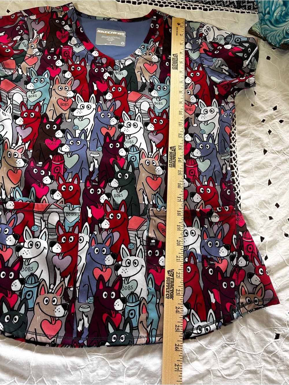 BOBS Skechers BARCO (Dogs) Uniform Scrub Top Sz Small, Very Good Condition.